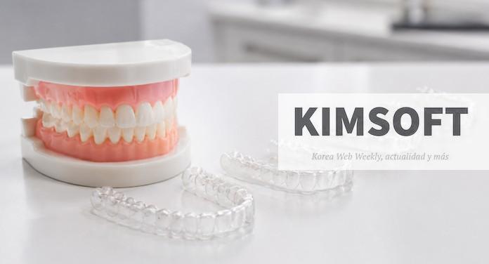 Alineadores transparentes alineados junto a un modelo dental 3D