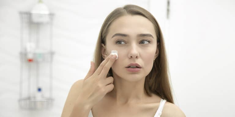 mujer echandose crema