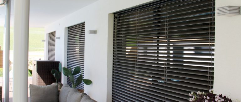 persiana veneciana en jardin